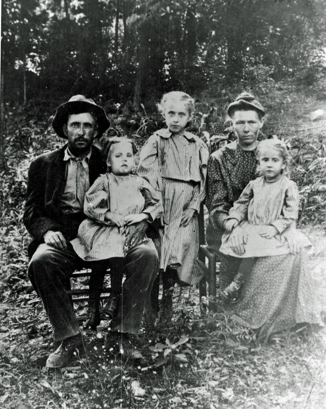 John and Izane Robbins with daughters Hazel, Annie, and Emma